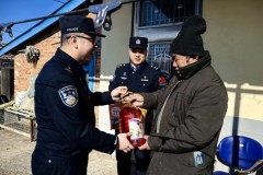 情暖边关年味浓 爱心慰问暖人心——吉林圈河边检站开展春节前夕慰问孤寡老人活动